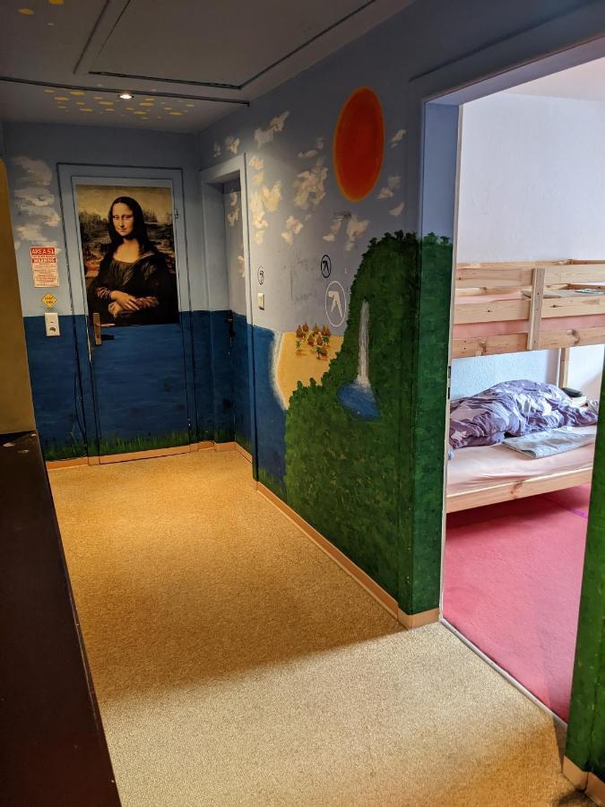 טראבן-טרארבאך Monkey Factory - Mini Home-Stay Hostel מראה חיצוני תמונה