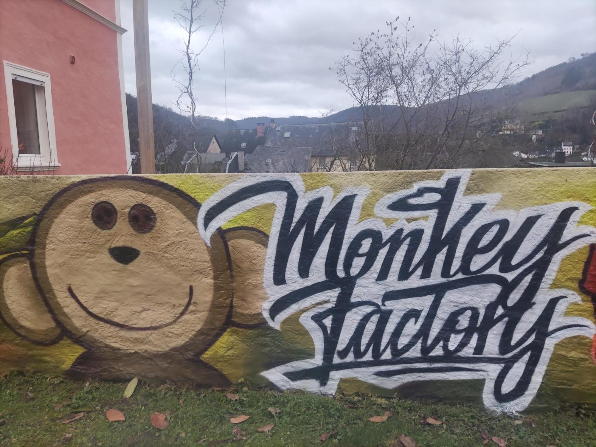 טראבן-טרארבאך Monkey Factory - Mini Home-Stay Hostel מראה חיצוני תמונה